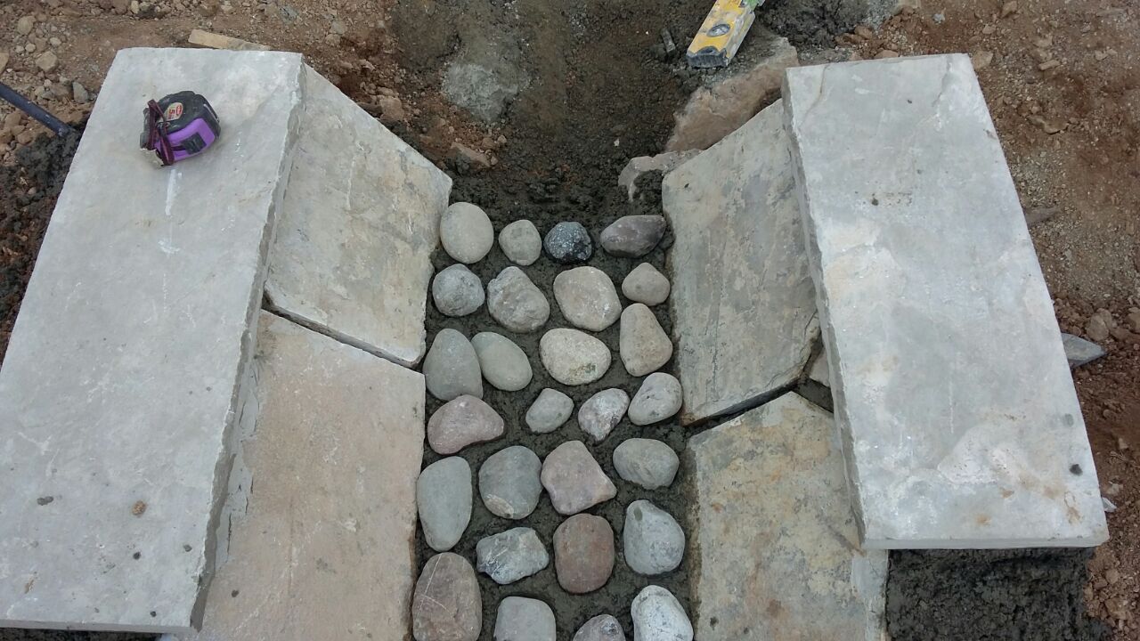 اجرای جوب آبنما سنگ رودخانه ای-Implementation of river stone fountain job
